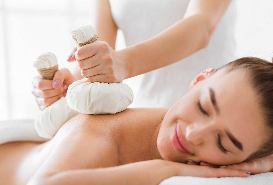 Wildkräuterwellness-Kräuterstempelmassage